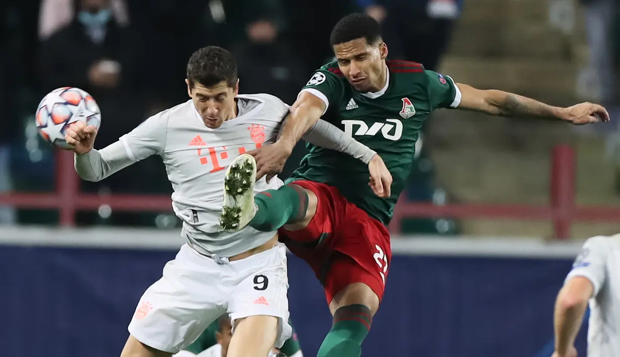 Penyerang Bayern Munchen, Robert Lewandowski, berebut bola dengan bek Lokomotiv Moscow, Murilo Cerqueira, pada laga lanjutan Liga Champions 2020/2021 di RZD Arena, Rabu (28/10/2020) dini hari WIB. Bayern Munchen menang 2-1 atas Lokomotiv. (AFP/Oleg Nikishin/pool)