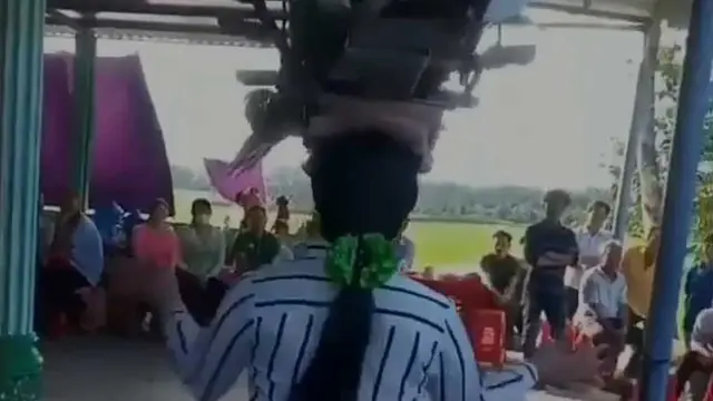 Wanita ini joget sambil gendong motor di atas kepalanya (instagram wuakakak.id)