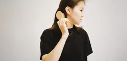 Penggunaan alat yang kurang sesuai dapat membuat rambut lebih sulit diatur (Sumber: Pexels.com)