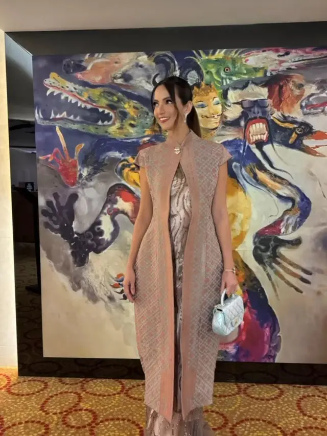 6 Gaya Elegan Nia Ramadhani Pakai Gaun Songket dan Tas Mewah Rp157 Jutaan saat Hadiri Achmad Bakrie Awards