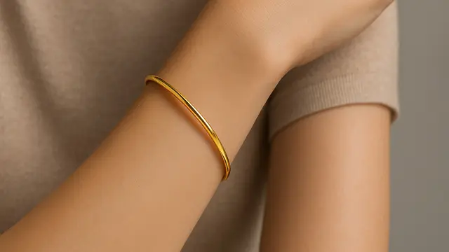 8 Inspirasi Gelang Emas Polos 24K, Fashion Item yang Enggak Pernah Ketinggalan Zaman