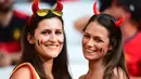 Fans cantik Belgia mengenakan atribut unik saat mendukung timnya melawan Swedia pada laga grup E Euro Cup 2016 di Stadion Allianz Riviera, Nice, Kamis (23/6/2016) dini hari WIB. (AFP/Emmanuell Dunand)