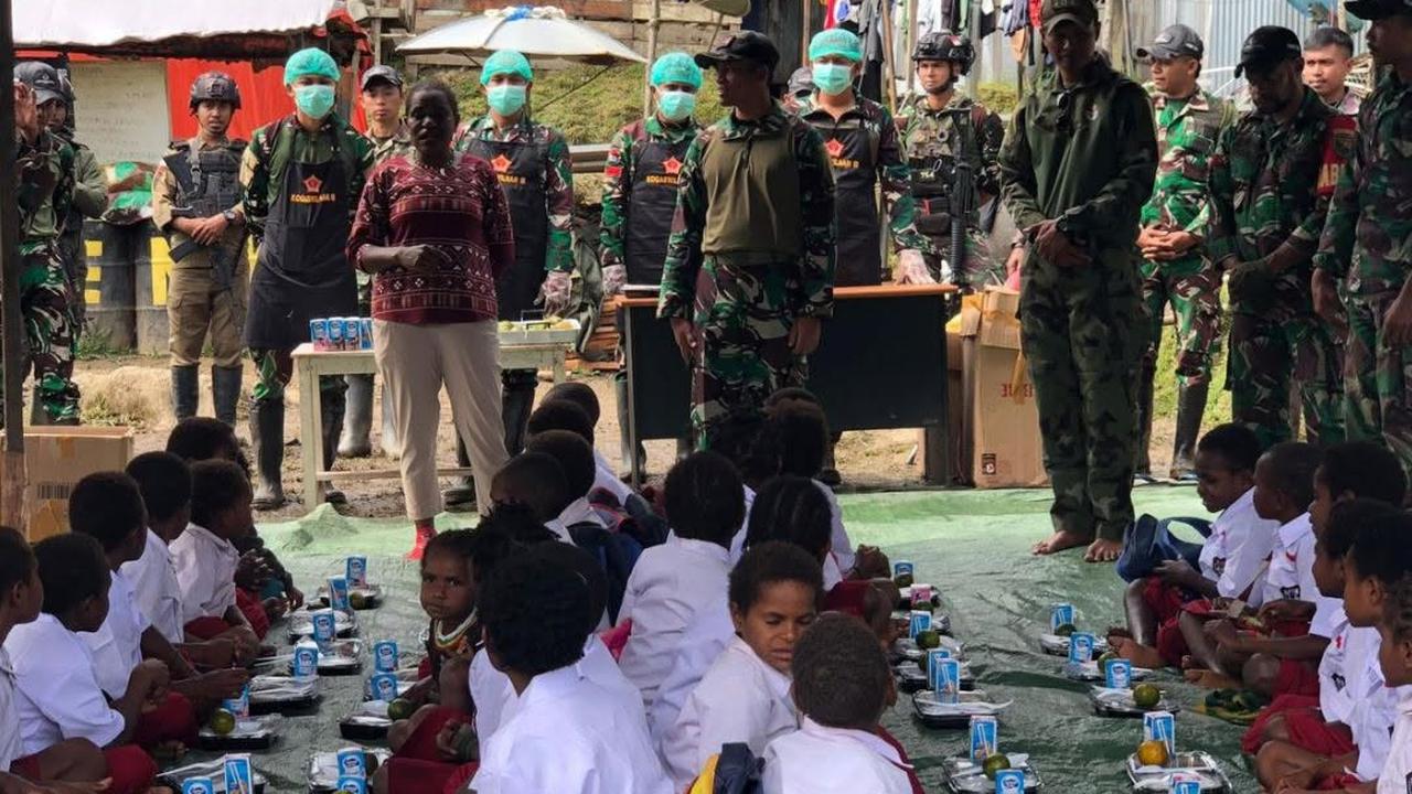 Tak Hanya di Pusat Kota, Pasukan TNI Bantu Bawa Makan Bergizi Gratis di Papua dengan Helikopter