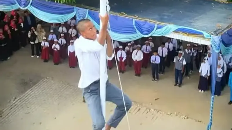 Salut.. Pelajar Madrasah di Ogan Ilir Panjat Tiang Bendera Agar Merah Putih Berkibar