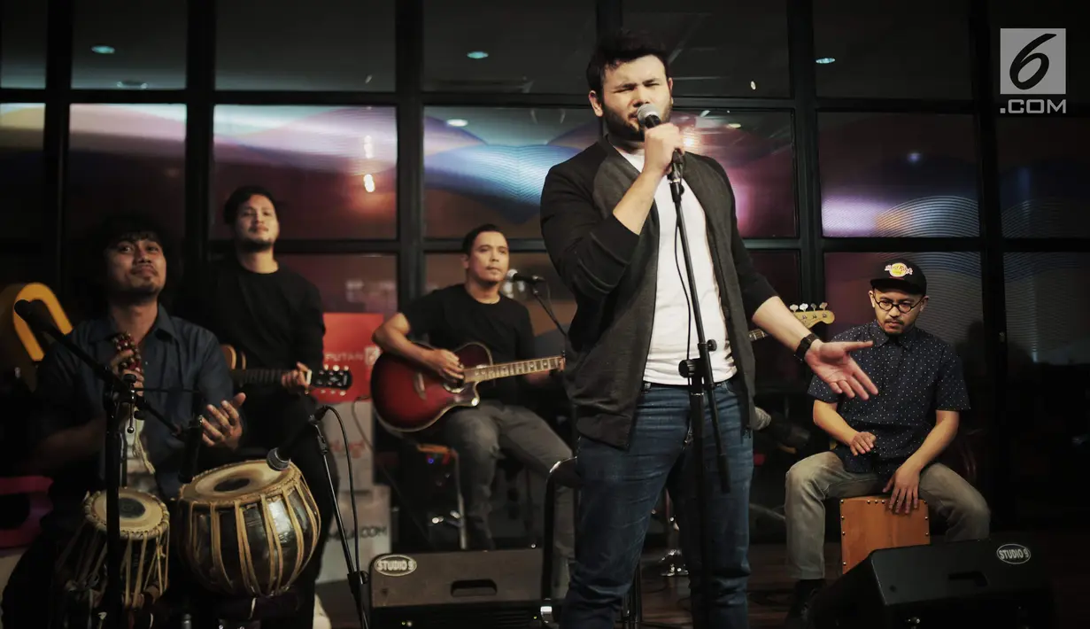 Aksi Ridho Rhoma saat menghibur karyawan Kapanlagi Youniverse (KLY), Gondangdia,  Jakarta, Jumat (28/9). Dalam penampilannya Ridho Rhoma membawakan lagu-lagu hits nya seperti 'Hanya Dia', 'Menunggu', dan 'Cuma Kamu'. (Liputan6.com/Faizal Fanani)