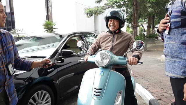 Foto Orang Naik Vespa - Foto Foto Keren