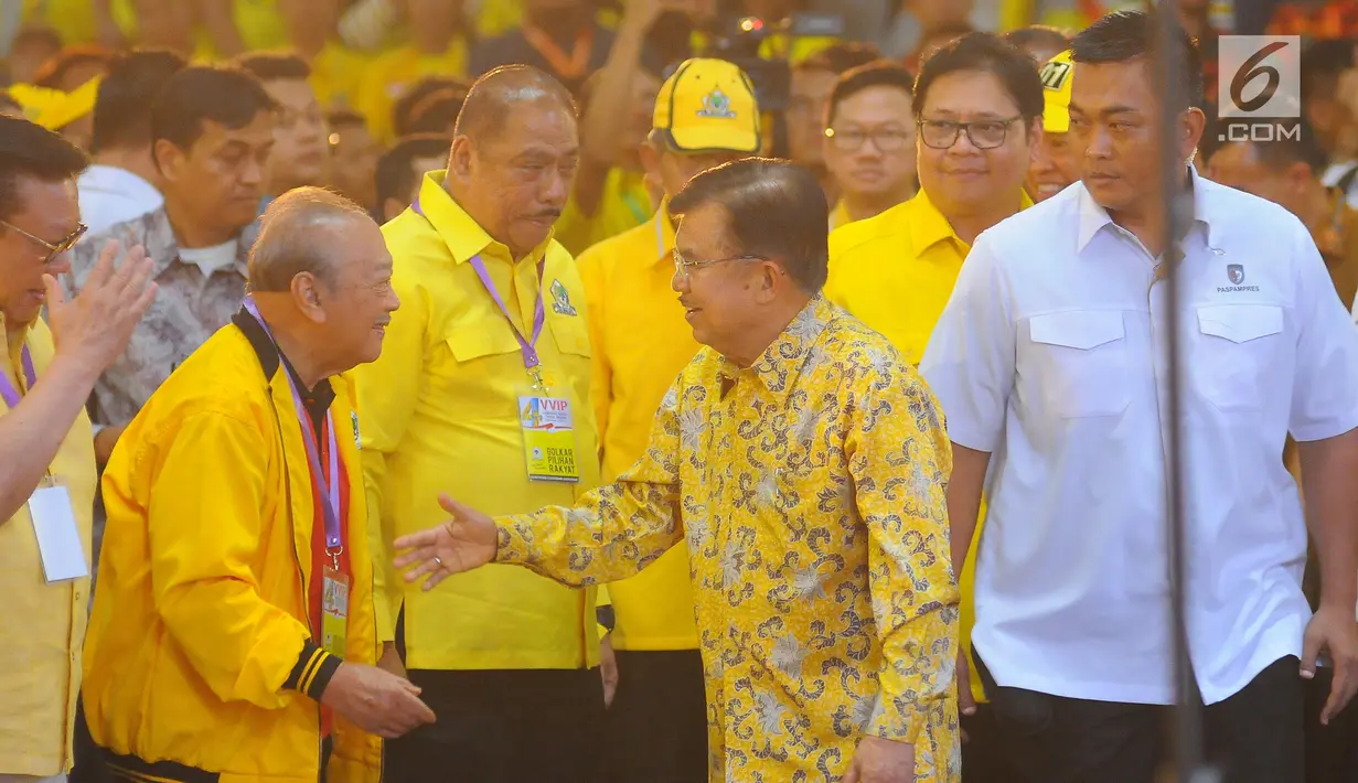 Politikus senior Partai Golkar Jusuf Kalla (tengah) menyalami Ketua Dewan Pertimbangan DPP Partai Golkar Agung Laksono (kiri) saat menghadiri Kampanye Akbar Partai Golkar di Istora Senayan, Jakarta, Selasa (9/4). (Liputan6 com/Angga Yuniar)