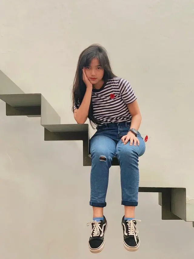 8 Pilihan Gaya Padu Padan Jeans ala Fuji, Super Stylish dan Kece Abis