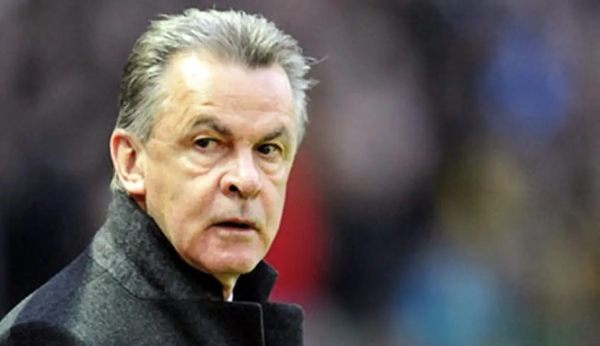 Bayern Munich's coach Ottmar Hitzfeld looks on prior to the Borussia Dortmund vs Bayern Munich football final of the German Cup at Berlin's Olympic stadium on April 19, 2008. AFP PHOTO / JOHN MACDOUGALL