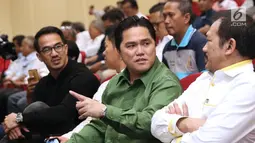 Ketua Umum KOI, Erick Thohir (kedua kanan) jelang menjadi pembicara pada Refleksi Akhir Tahun Olahraga Indonesia di Jakarta, Senin (10/12). Acara Refleksi Akhir Tahun ini digelar KORI bertema masa depan atlet Indonesia. (Liputan6.com/Helmi Fithriansyah)