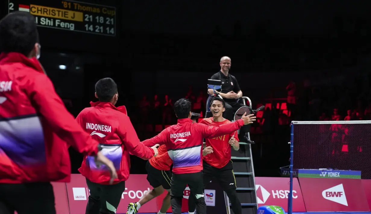 Jonatan Christie dari Indonesia (kanan) merayakan dengan rekan setimnya usai memenangkan pertandingan tunggal putra pada  final beregu putra Piala Thomas 2020 melawan China di Aarhus, Denmark, Minggu (17/10/2021). Indonesia menaklukkan juara bertahan China 3-0. (Claus Fisker/Ritzau Scanpix via AP)