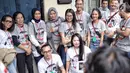 Rekan dan kerabat Tio Pakusadewo mengenakan kaos dukungan untuk sang aktor sebelum sidang pembacaan pledoi di Pengadilan Negeri Jakarta Selatan, Kamis (28/6). Sebelumnya Tio dituntut 6 tahun penjara dan denda Rp 800 juta. (Liputan6.com/Faizal Fanani)