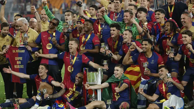 Para pemain Barcelona merayakan gelar juara Copa Del Rey setelah mengalahkan Real Madrid dalam partai final yang berlangsung di La Cartuja stadium, Sevilla, Spanyol. (AP Photo/Joan Monfort)