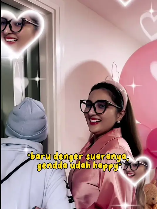 Setelah selesai, ibunda Atta Halilintar gantian untuk melihat baby A. Baru mendengar suara tangisnya, mereka sudah tampak bahagia. [Instagram/ashanty_ash]