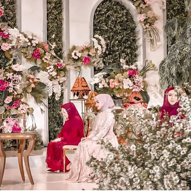 7 Momen Lamaran Ria Ricis dengan Teuku Ryan, Penampilannya Bikin Pangling