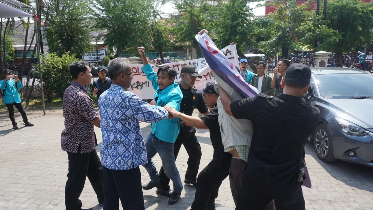 Demo Tolak Sandiaga Uno di UMS