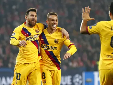 Striker Barcelona, Lionel Messi, melakukan selebrasi usai membobol gawang Slavia Praha pada laga Liga Champions 2019 di Stadion Sinobo, Rabu (23/10). Barcelona menang 2-1 atas Slavia Praha. (AP/Petr David Josek)