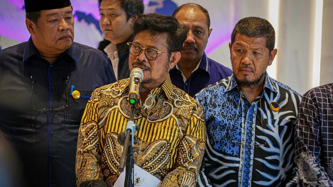 Politikus Partai NasDem itu menaiki salah satu dari tiga mobil rombongan yang masuk ke gedung KPK.<br>