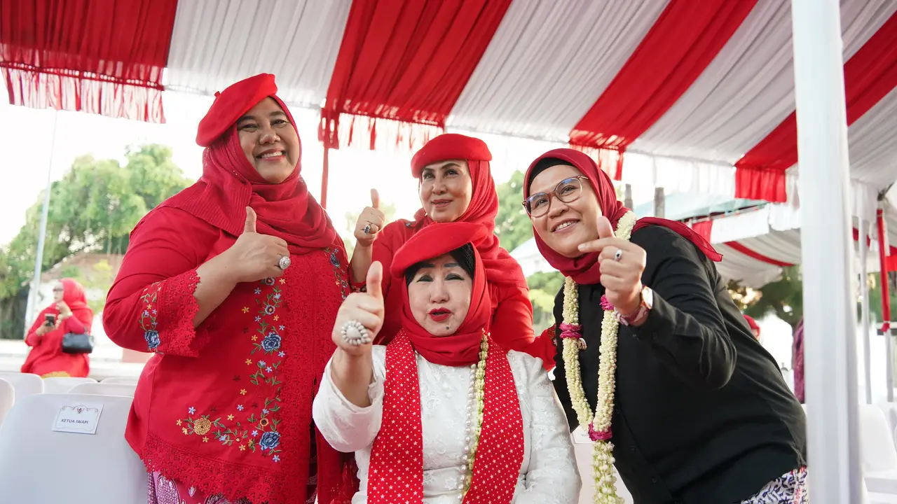 Bupati Indramayu Nina Agustina (kanan) bersama Dewan Pembina IWAPI Dewi Motik Pramono (putih) (Istimewa)