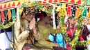 Pasangan Kahiyang Ayu Siregar dan Bobby Nasution menyapa warga saat kirab resepsi pernikahan Kahiyang Ayu-Bobby Nasution di Kota Medan, Sumatera Utara, Minggu (26/11). (Liputan6.com/Johan Tallo)