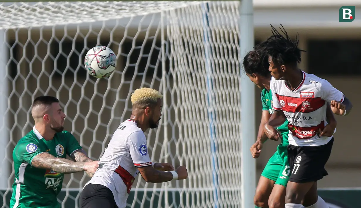 Penyerang Madura United, Ronaldo Kwateh (kanan) berusaha mencetak gol saat laga pekan keempat BRI Liga 1 2021/2022 di Stadion Madya, Jakarta, Sabtu (25/09/2021). (Bola.com/Bagaskara Lazuardi)