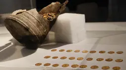 Sejumlah koin emas Romawi kuno ditampilkan selama konferensi pers di Milan, Italia, 10 September 2018. Koin-koin itu, yang berjumlah ratusan keping tersebut berasal dari masa akhir Kekaisaran Romawi sekitar abad ke-5 masehi. (AP/Luca Bruno)