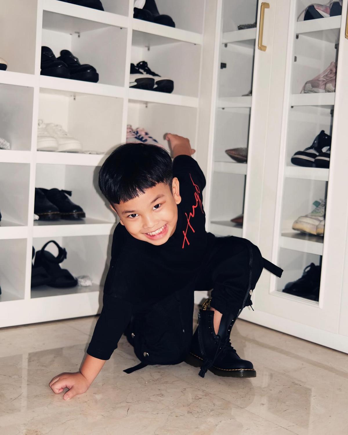Joget Bareng Pengasuhnya, Gaya Gala Sky bak Anak Bujang - Disebut Jefri Nichol Versi Sachet