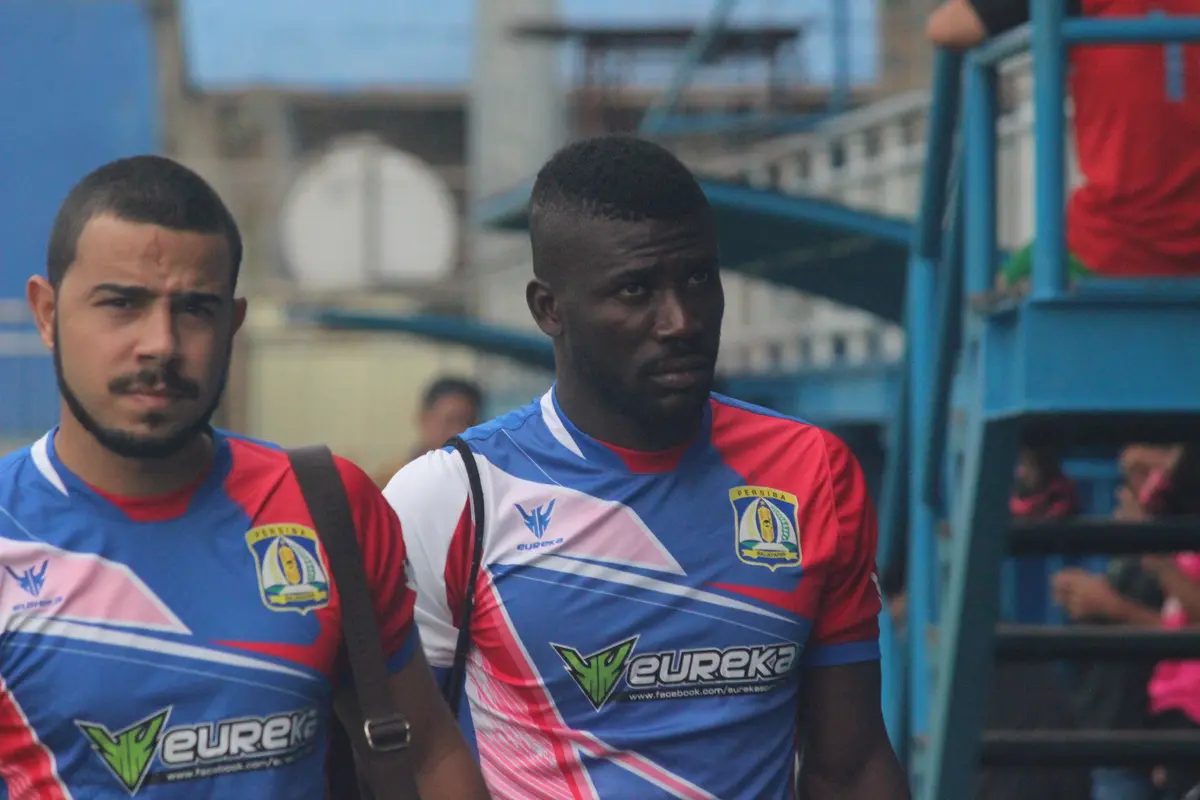 Bekas pemain asing Persiba, Vinecius Reis dan Dikir Khon Glay. (Liputan6.com / Abelda Gunawan)