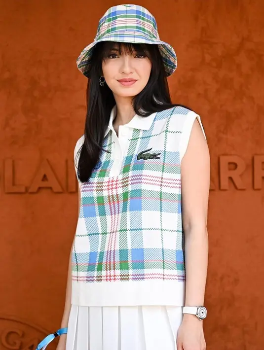 Pemilik nama lengkap Raline Rahmat Shah ini mengenakan setelan busana dari brand ternama, Raline terlihat sangat cantik dan bak sosialita Eropa. Raline Shah terlihat awet muda di berbagai pemotretan. (Liputan6.com/IG/ralineshah)