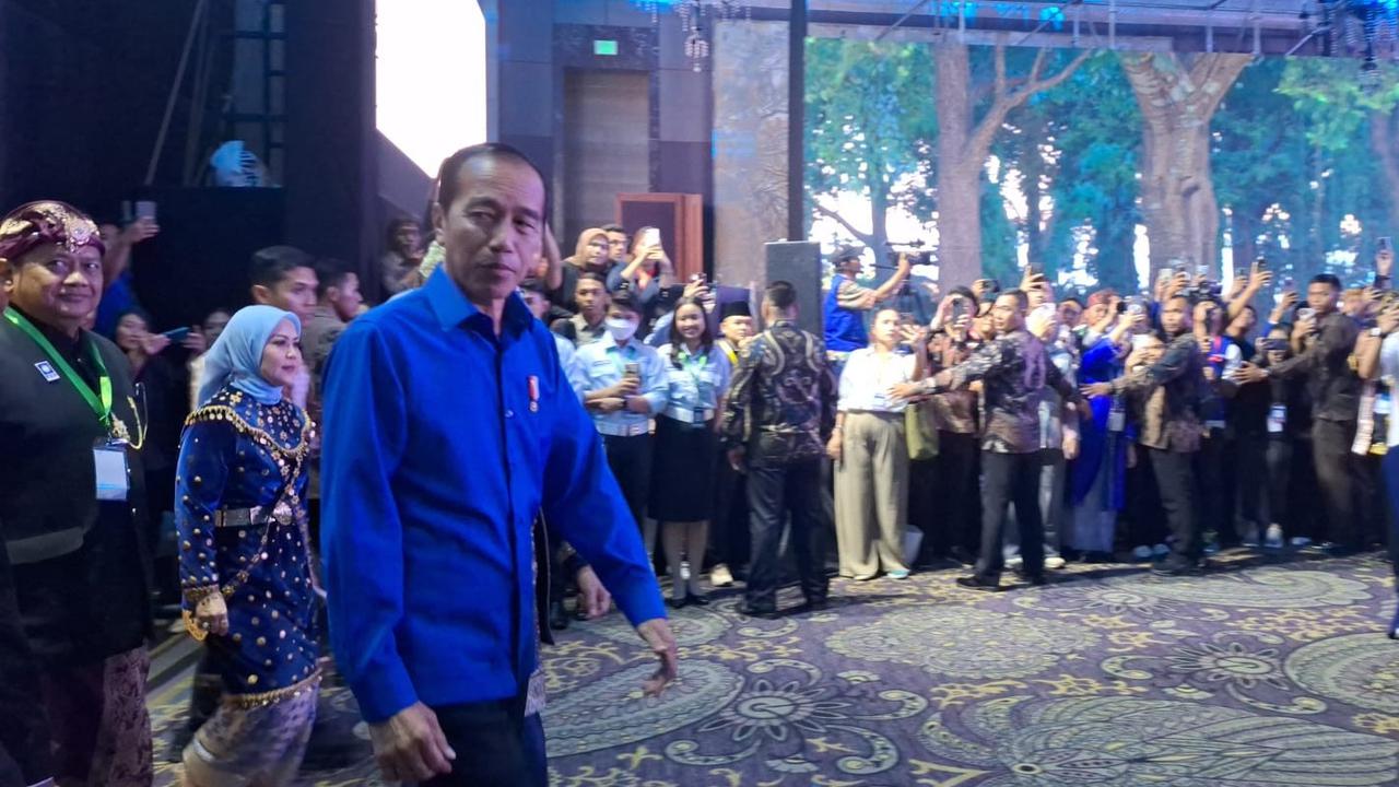 Kompak Berpakaian Biru, Jokowi, Gibran dan Bobby Nasution Hadiri Kongres VI PAN