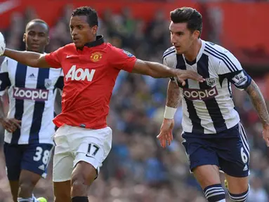 Gelandang Manchester United Nani mencoba menembus pertahanan West Bromwich Albion yang dikawal oleh Liam Ridgewell (kanan) pada pertandingan sepak bola Liga Inggris antara Manchester United vs West Bromwich Albion di Old Trafford, Manchester. (28/09/13). 