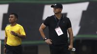 Pelatih Kalteng Putra, Gomes de Oliveira, memperhatikan pemainnya saat menghadapi Tira Persikabo pada laga Shopee Liga 1 di Stadion Pakansari, Bogor, Jumat (26/7). Tira Persikabo menang 5-2 atas Kalteng. (Bola.com/Yoppy Renato)