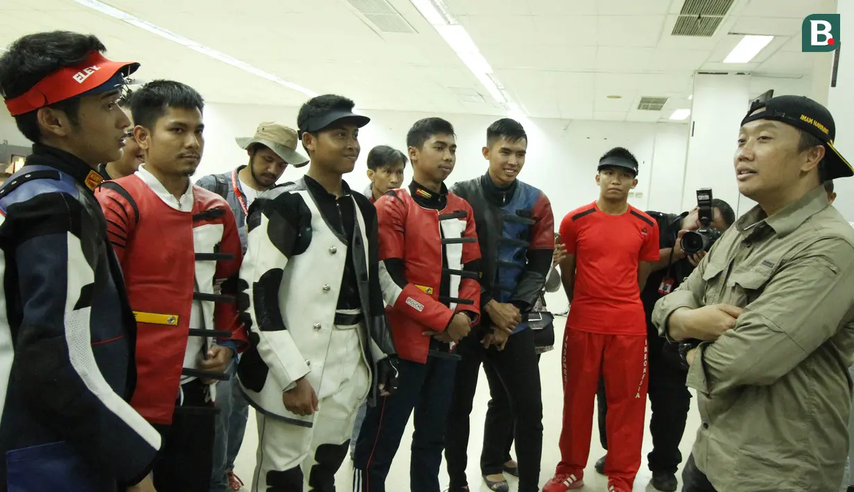 Kemenpora, Imam Nahrawi, memberikan arahan kepada atlet tembak di Jakarta, Selasa (20/3/2018). Menpora mengunjungi beberapa Pelatnas untuk memastikan persiapan atlet jelang Asian Games 2018. (Bola.com/Asprilla Dwi Adha)