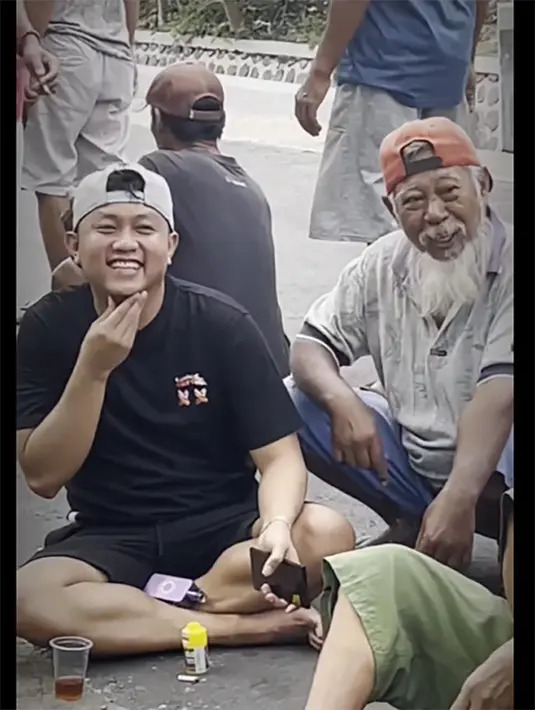Unggahan tersebut mendapatkan respon positif dari warganet. Banyak yang memuji pria berusia 29 tahun ini. Dalam video tersebut, Denny tampak seperti tak ada jarak. [Instagram/denny_caknan]