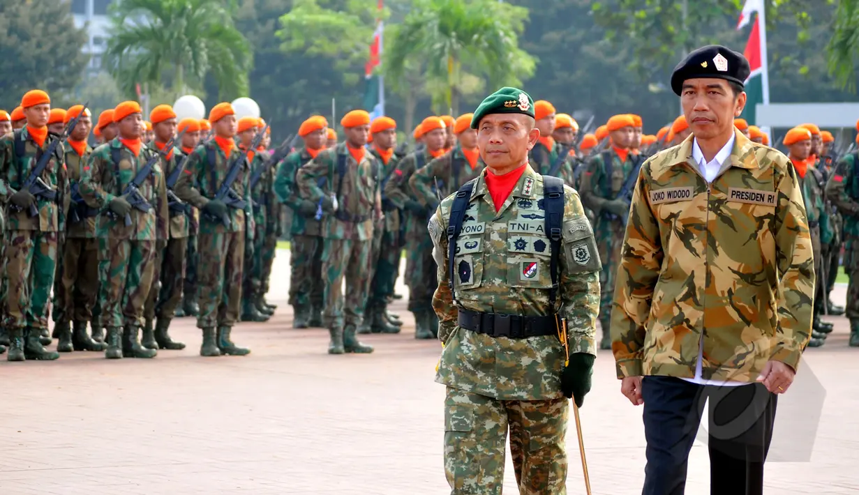 Presiden Joko Widodo saat mengikuti apel kebesaran dan pengangkatan dirinya sebagai warga kehormatan Pasukan khusus TNI di Markas Besar TNI Cilangkap, Jakarta Timur, Kamis (16/4/2015). (Liputan6.com/Yoppy Renato)