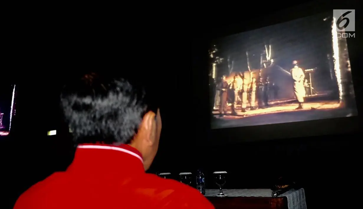 Presiden Joko Widodo saat mengikuti nonton bareng film 'Pengkhianatan G30S/PKI' di Bogor (29/9). Jokowi yang menggunakan jaket merah duduk dibarisan depan nonton bersama jajaran TNI, Polri dan masyarakat Bogor. (Foto: Laily Rachev - Biro Pers Setpres)
