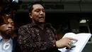 Kuasa hukum Yayasan Al Kahfi, Ramdan Alamsyah memperlihatkan Buku Program Pelajar Jakarta Berkarakter yang diterbitkan oleh Yayasan al Kahfi, Jakarta, Jumat (25/9/2015). (Liputan6.com/Yoppy Renato)
