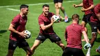 Gelandang Swiss #10 Granit Xhaka (tengah) dan rekan satu timnya bermain sepak bola tangan selama sesi latihan MD-1 menjelang babak 16 besar Euro 2024 di Stadion auf der Waldau di Stuttgart, Jumat (28/6/2024). (Fabrice COFFRINI / AFP)