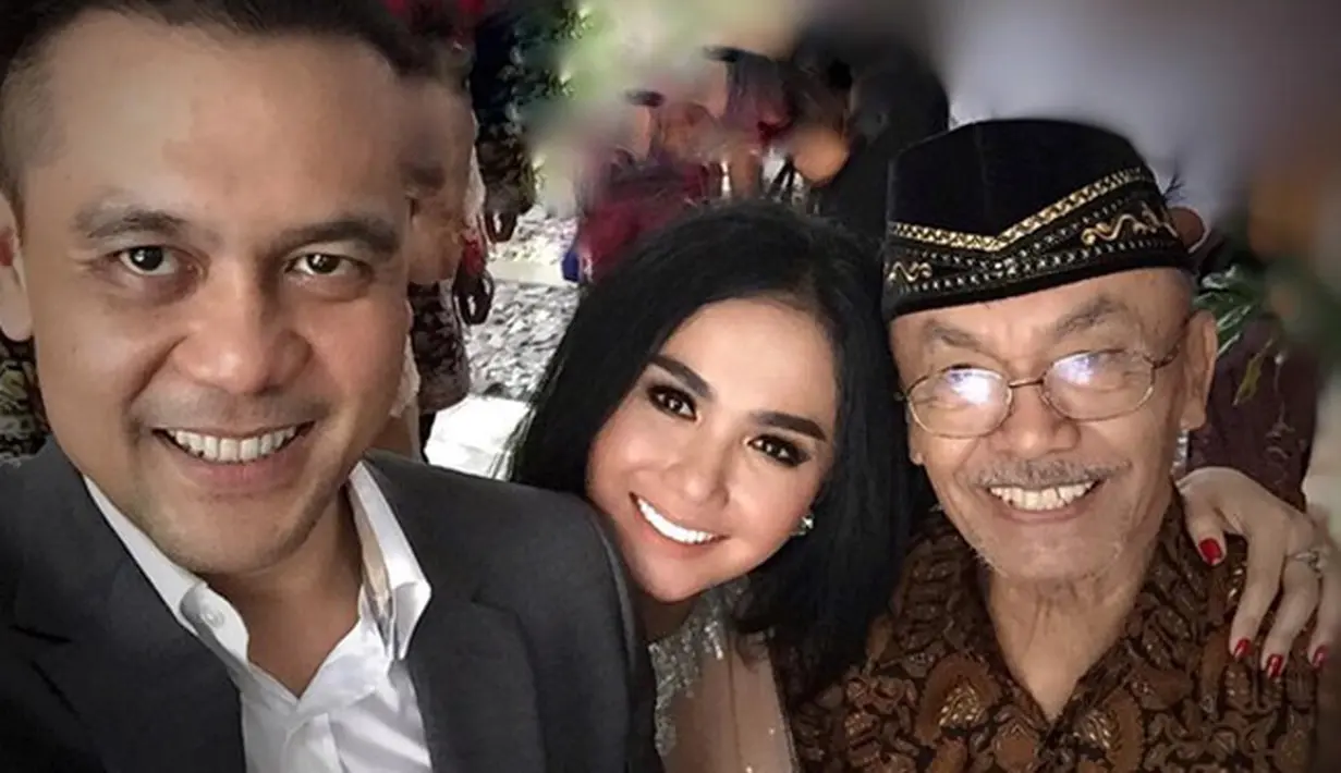 Hubungan keduanya nampaknya makin serius. Penyanyi Desember Kelabu itu mengunggah foto bersama dengan ayahnya, Trenggono. Foto Yuni Shara yang diapit Chiko dan ayahnya. (Instagram/yunishara36)