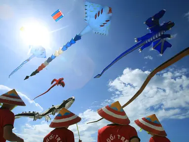 Layang-layang beraneka bentuk terbang diatas pantai Tam Thanh saat Festival Internasional Kite di Quang Nam, Vietnam (11/6). Festival ini diikuti oleh sekitar 100 pengrajin layang-layang dari berbagai negara.  (AP Photo/Hau Dinh)