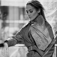 Jennifer Lopez terpilih menjadi wajah terbaru dari label fashion ternama Coach