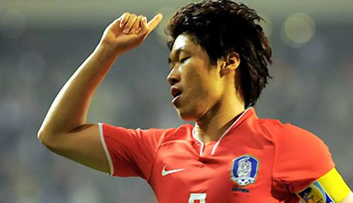 South Korea's Park Ji-Sung reacts after scoring the second goal against United Arab Emirates during the Asian qualifiers for the 2010 FIFA World Cup in Seoul on October 15, 2008. South Korea won the match 4-1. AFP PHOTO/KIM JAE-HWAN