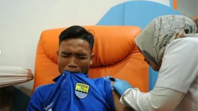 6 Ekspresi Orang Dewasa saat Disuntik Ini Bikin Ngakak