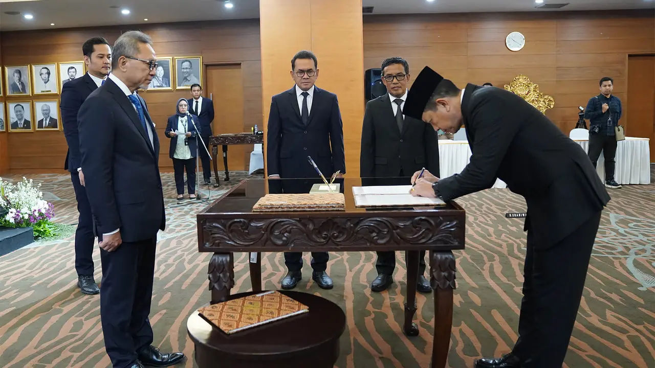 Menteri Perdagangan Zulkifli Hasan melantik empat Pimpinan Tinggi Madya Kementerian Perdagangan di kantor Kemendag, Jakarta, Kamis (17/10/2024). (Dok Kemendag)