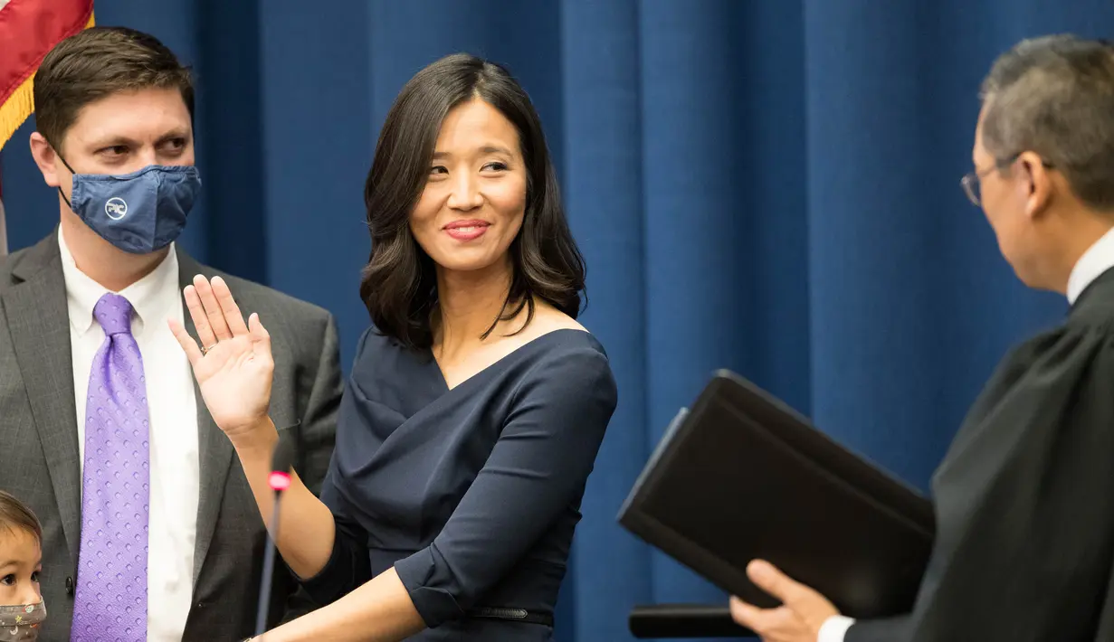 Michelle Wu dilantik sebagai Wali Kota Boston oleh Hakim Myong J. Joun, di Balai Kota Boston, Selasa (16/11/2021). Michelle Wu juga merupakan orang kulit berwarna pertama sepanjang sejarah, yang berhasil terpilih dalam Pemilihan Wali Kota Boston. (Scott Eisen/Getty Images/AFP)