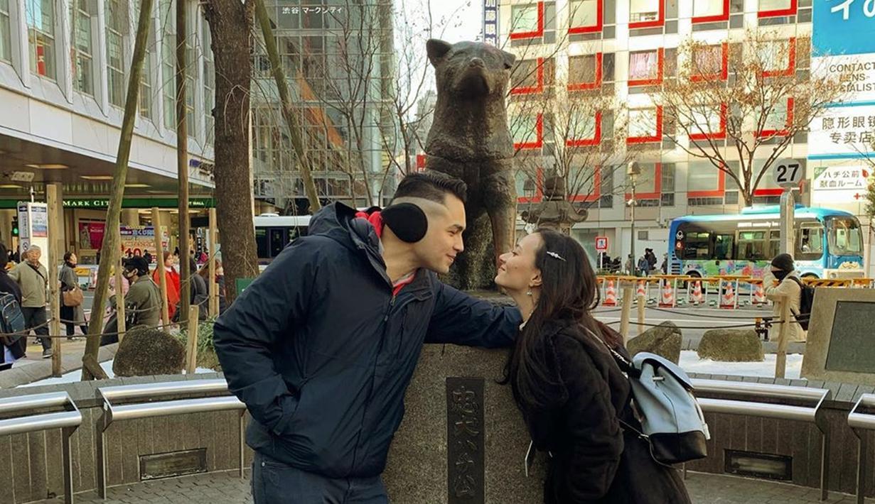 Mengunjungi Jepang tentu akan kurang bila belum berkunjung ke monumen anjing setia, Hachiko. Asmirandah dan Jonas pun menyempatkan untuk berfoto bersama di depan monumen tersebut dengan gaya mesra keduanya. (Liputan6.com/IG/@asmirandah89)