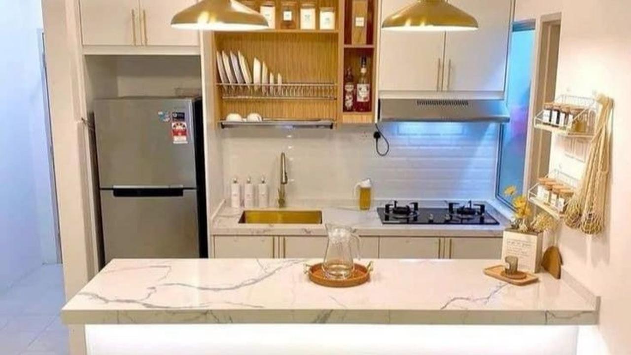 Dapur Desain Minimalis Sederhana di Desa dengan Meja Santai