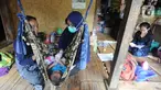 Petugas medis Puskesmas Cisimeut Bidan Pite memeriksa kesehatan bayi saat Posyandu keliling di Kampung Baduy Luar Gazebo, Kanekes, Banten, (Rabu (27/01/2021). Setiap bulannya Bidan Pite berkeliling Baduy Luar sepanjang sekitar 14 km pulang pergi berjalan kaki. (merdeka.com/Arie Basuki)