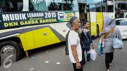 Sejumlah pemudik bersiap memasuki bus mudik gratis PKB, Jakarta, Selasa (13/7/2015). 30 bus dipersiapkan untuk membawa 1.500 pemudik dengan tujuan kota-kota besar di Jawa Tengah dan Jawa Timur. (Liputan6.com/Faizal Fanani)