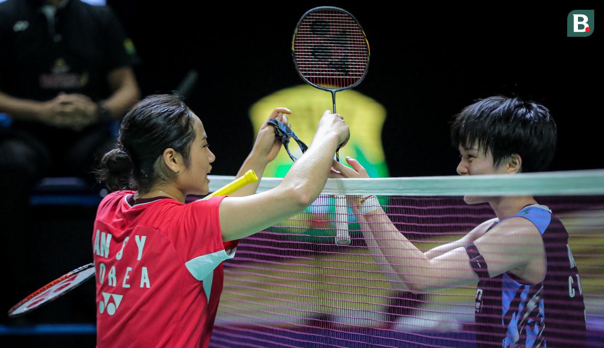 Pebulu tangkis tunggal putri Korea Selatan, An Se Yong (kiri) bertukar bandana atau headband dengan wakil China, Wang Zhi Yi pada babak semifinal Indonesia Open 2024 di Istora Senayan, Jakarta, Sabtu (08/06/2024). (Bola.com/Syahkist Afi Daib)